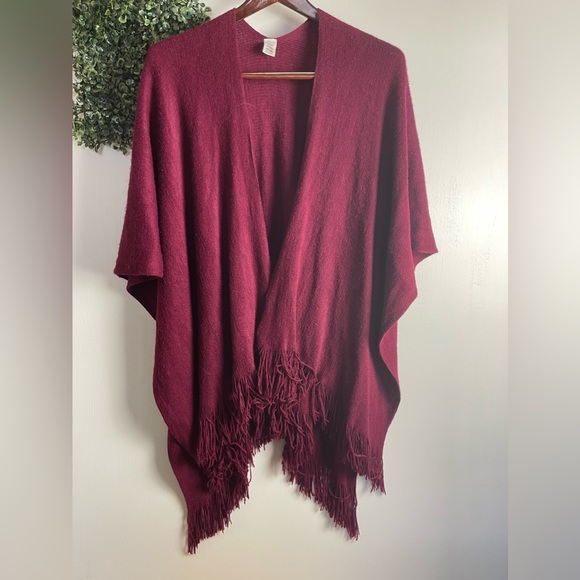 Red fringe shawl cape poncho - Picture 8 of 9